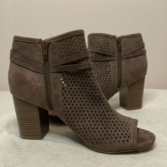 Altar’d State- “Hanover” Neutral Peep Toe Zip Perforated Booties- Size 8.5 - Picture 2 of 11